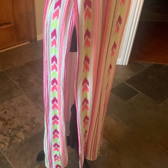 Tunic with two splits in front make this loose weave topper extremely versatile - Picture 3 of 4